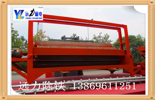 1.1.锰矿雷速网页版圆筒转速: 转速的转速,这样的设计直接决定了矿物颗粒所受到的离心力的大小.旋转速度增加,通过磁场吸引力,即使其中的小块矿物颗粒被甩入尾矿,精品矿物的品位也得到提升,但对铁回收有一些不是特别全面的影响.应该特别注意浓缩物的质量和处理量,所以雷速网页版的滚筒的转速应当适当地改变. 1.2.锰矿雷速网页版磁偏角: 磁偏角的大小,决定了分选区域的大小.矿物物料随着磁偏角的增大,分选面积变小,分选时间缩短,浓缩品级别提高,对其它方面的影响相对较小,可以获得满意的结果.公司的湿式雷速网页版磁性系统非常完善,磁路合理,磁偏角可根据不同矿石特性要求,可在5°-25°范围内调整. 1.3.锰矿雷速网页版工作间隙: 工作间隙为气缸和罐体之间的扫掠区域底部,用于最小浆料通过截面.其尺寸决定了雷速网页版的容量,间隙越大,体积越大,但尾渣损失越多;相反,加工量小,影响生产,根据不同情况,间隙一般为35-60mm. 1.4.锰矿雷速网页版在间隙处: 在集中器处的间隙,根据生产能力确定.太小影响矿石的排放,而尾矿等级也增加,降低了加工能力;根据浓缩物的大小,间隙为15-25mm,一般取20mm. 锰矿雷速网页版厂家提醒用户不仅要考虑质量,性能和价格因素,还要考虑厂家的售后服务,良好的售后服务为客户减少不必要的麻烦数量.潍坊远力磁电始终坚持“客户至上”的态度,执行高标准,高品质的服务态度,定期对客户满意度进行调查,并严格监督售后服务的质量,以消除客户的顾虑,购买用户完全没有后顾之忧.