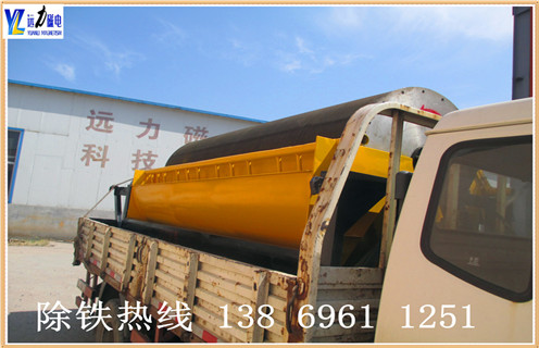 .远力干式磁选机新型设计,减少尾矿跑尾 雷速网页版独创的专利技术,采用吸附.去杂.提纯.脱磁4段复合磁系的排列方法,采用优质铁氧体和钕铁硼材料与稀土磁钢复合而成.此种磁系排列方法可广泛应用于贫磁铁矿的富集提纯.河沙选铁.钢渣提纯.钛铁矿分离等,干式磁选机非常适用于干旱缺水地区,节省水资源,降低选矿成本,为超贫磁铁矿开采和利用开辟了一条新途径. 采用独有变频调速电动机,使用寿命长,运行故障低,可随时调节粗精矿品味高低